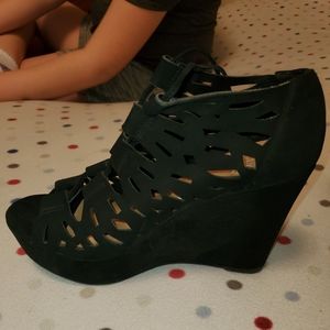 Black tie wedges